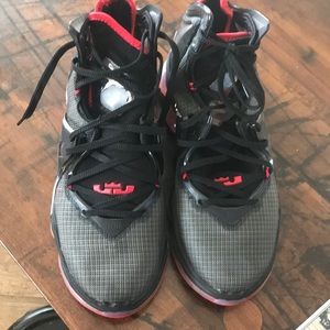 LeBron 19 size 9.5